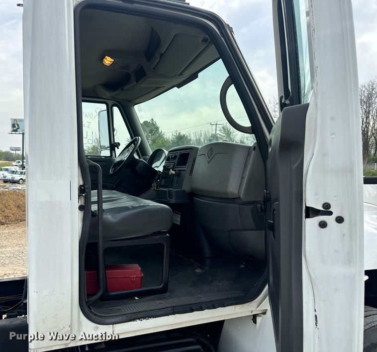 image for item DV1940 2010 International DuraStar 4300 truck cab and chassis