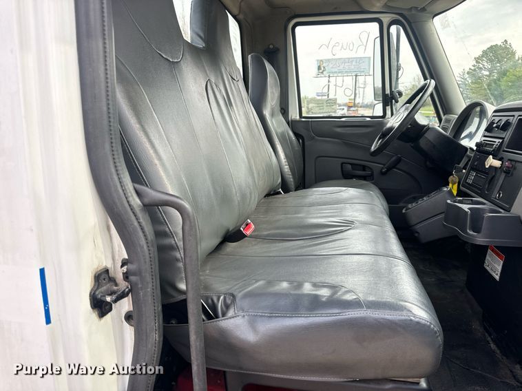 image for item DV1940 2010 International DuraStar 4300 truck cab and chassis