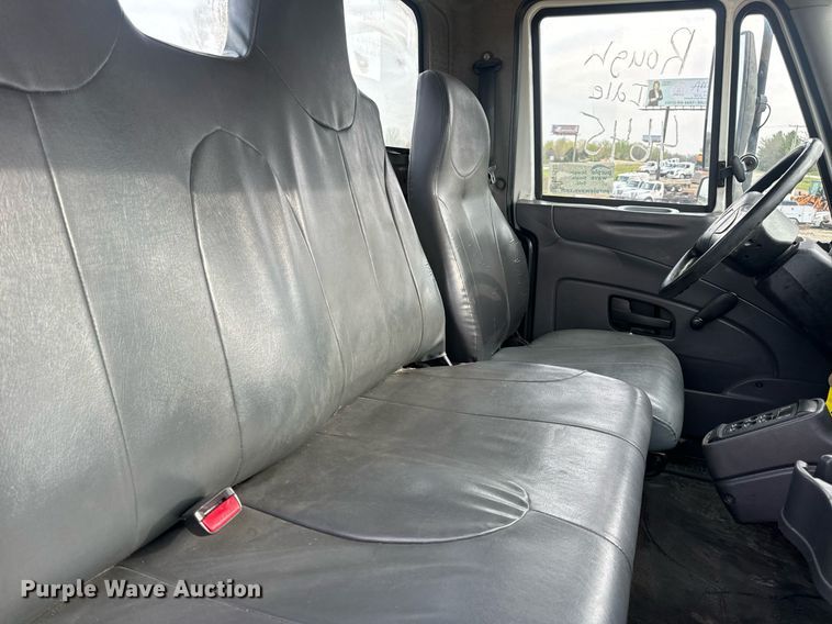 image for item DV1940 2010 International DuraStar 4300 truck cab and chassis