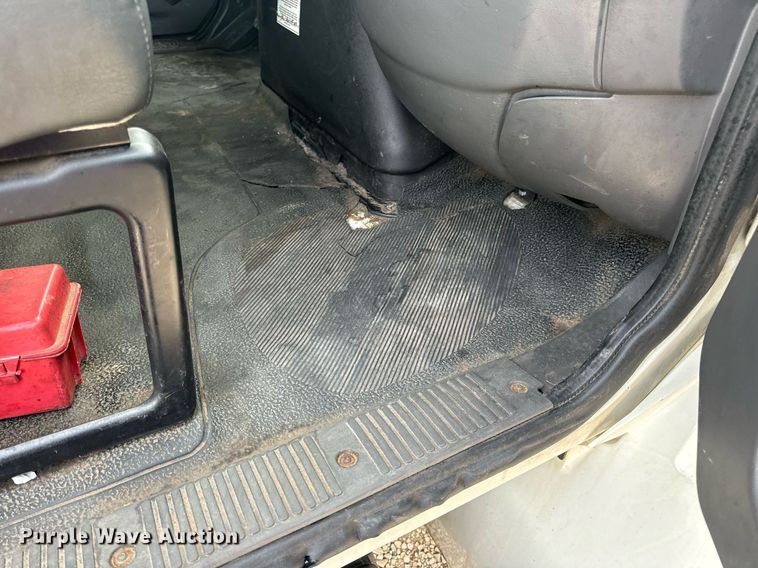 image for item DV1940 2010 International DuraStar 4300 truck cab and chassis