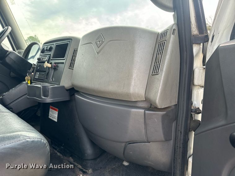 image for item DV1940 2010 International DuraStar 4300 truck cab and chassis