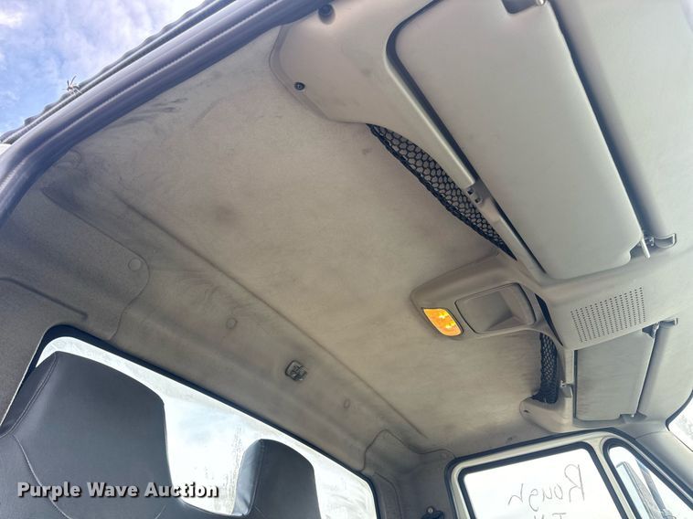 image for item DV1940 2010 International DuraStar 4300 truck cab and chassis