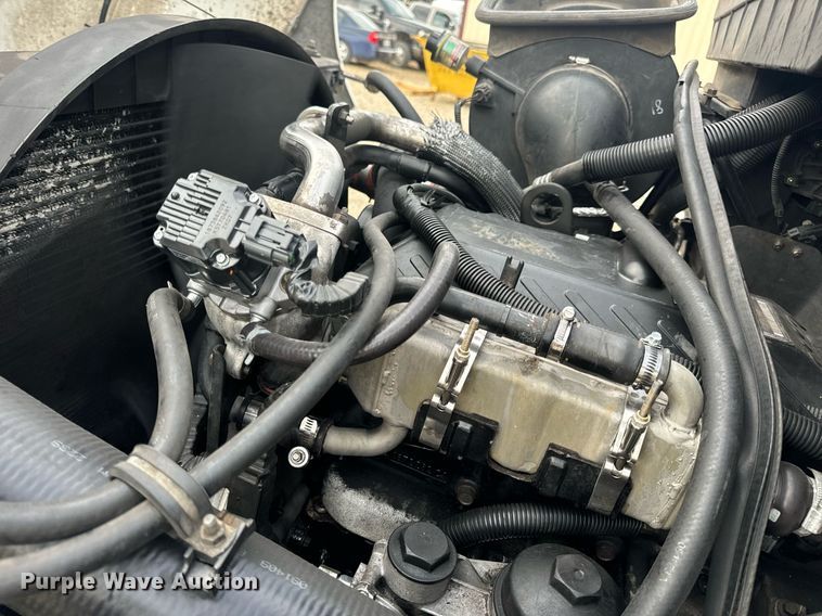 image for item DV1940 2010 International DuraStar 4300 truck cab and chassis