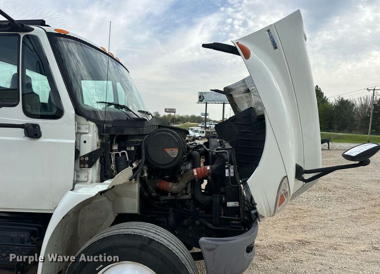 image for item DV1940 2010 International DuraStar 4300 truck cab and chassis