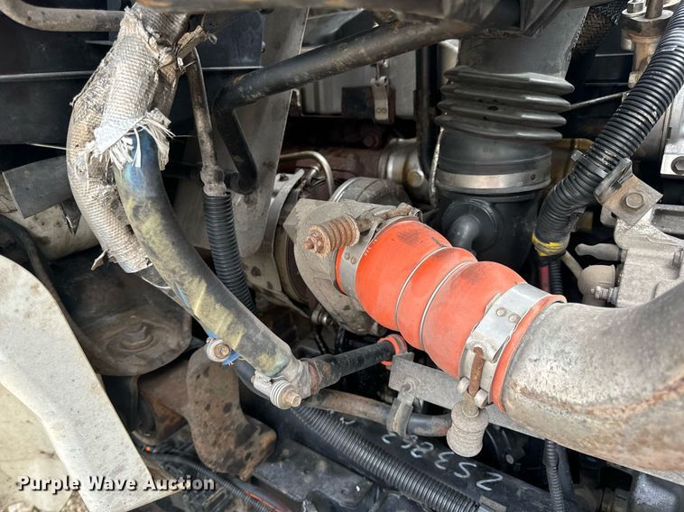 image for item DV1940 2010 International DuraStar 4300 truck cab and chassis