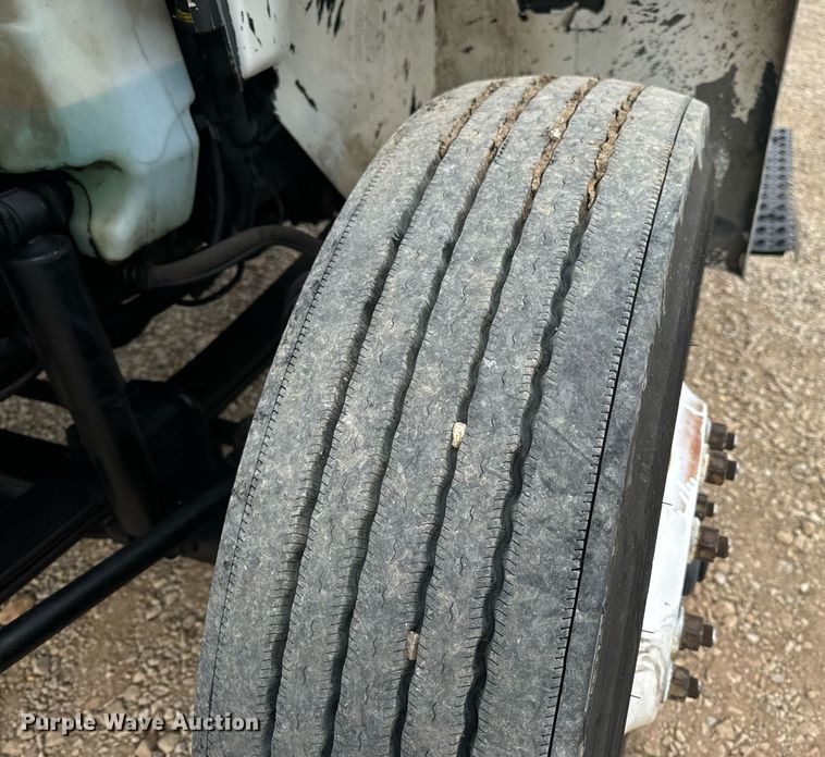 image for item DV1940 2010 International DuraStar 4300 truck cab and chassis