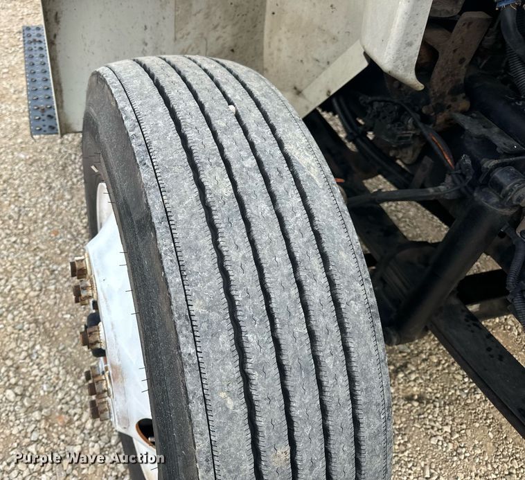 image for item DV1940 2010 International DuraStar 4300 truck cab and chassis