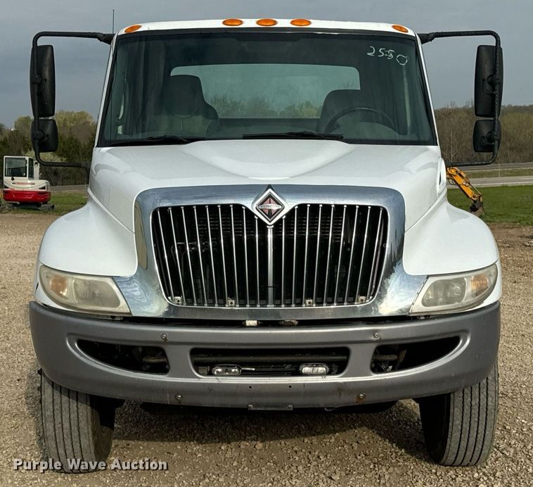 image for item DV1941 2007 International 4400 truck cab and chassis