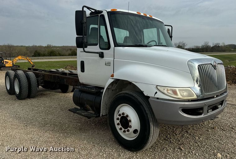 image for item DV1941 2007 International 4400 truck cab and chassis