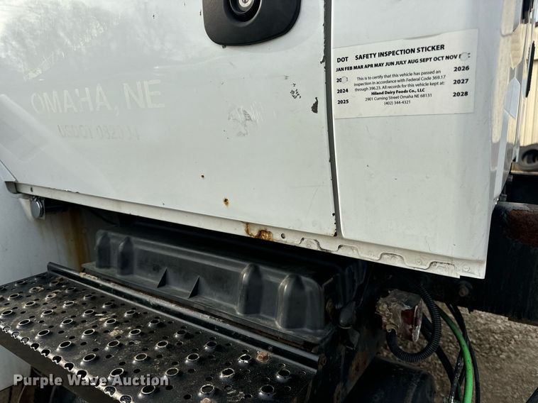 image for item DV1941 2007 International 4400 truck cab and chassis