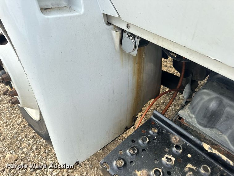 image for item DV1941 2007 International 4400 truck cab and chassis