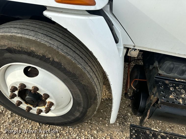 image for item DV1941 2007 International 4400 truck cab and chassis