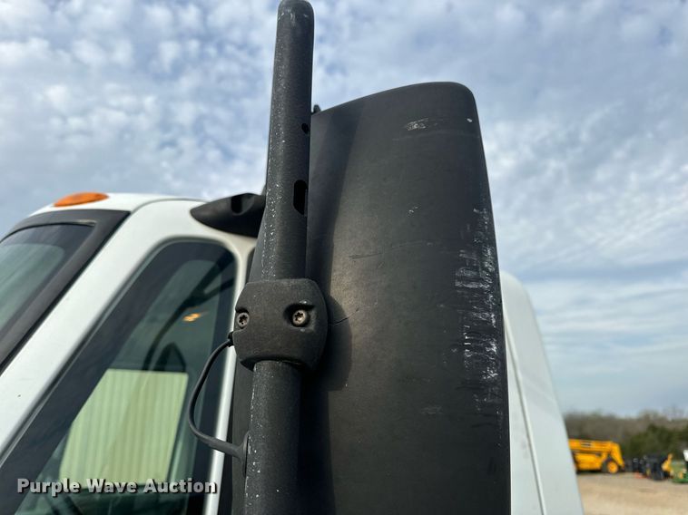 image for item DV1941 2007 International 4400 truck cab and chassis