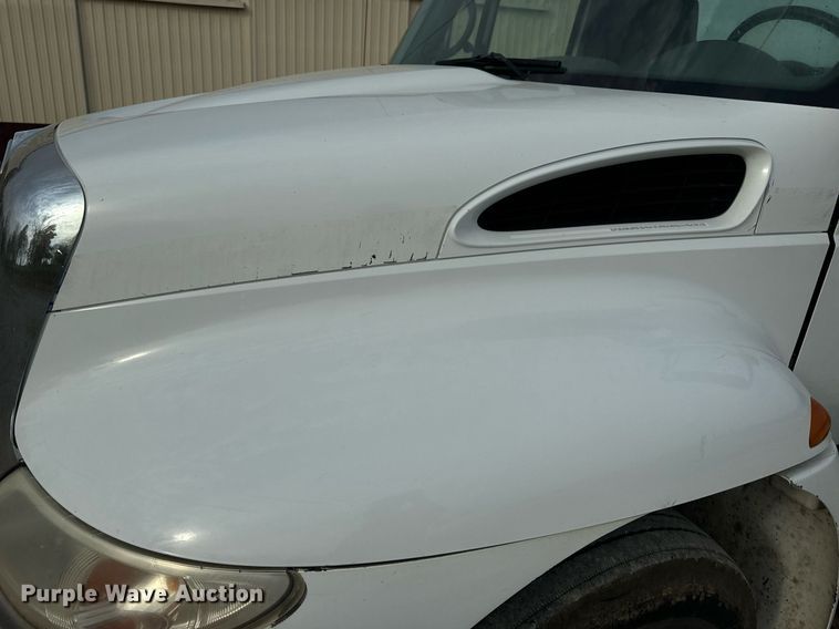 image for item DV1941 2007 International 4400 truck cab and chassis