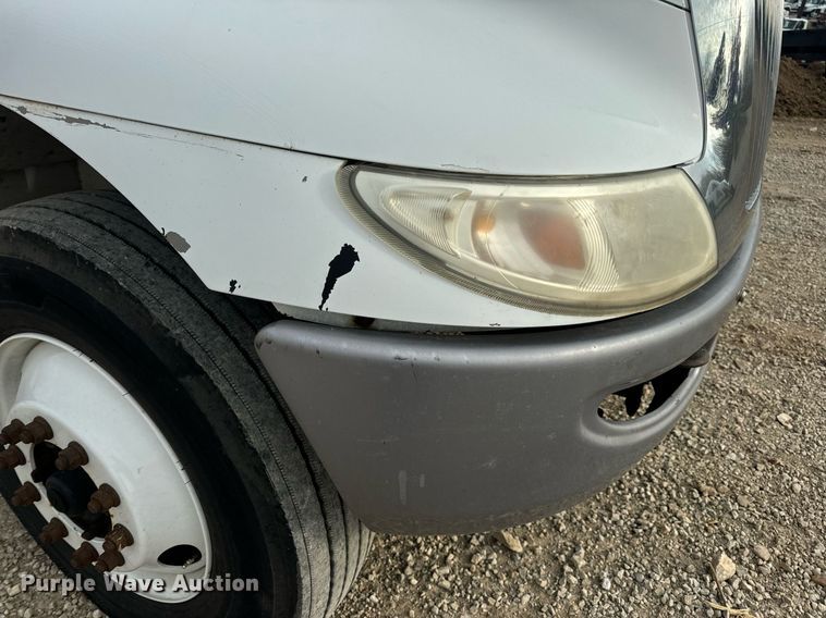 image for item DV1941 2007 International 4400 truck cab and chassis