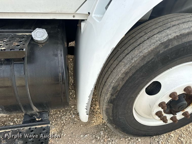 image for item DV1941 2007 International 4400 truck cab and chassis