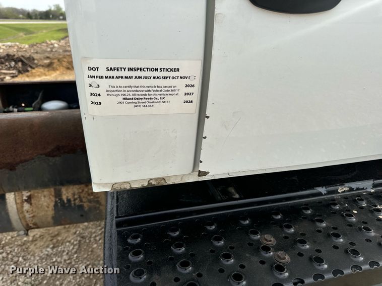 image for item DV1941 2007 International 4400 truck cab and chassis