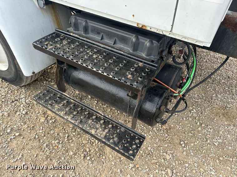 image for item DV1941 2007 International 4400 truck cab and chassis