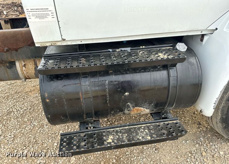 image for item DV1941 2007 International 4400 truck cab and chassis