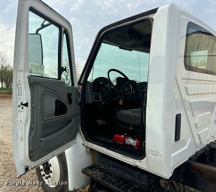 image for item DV1941 2007 International 4400 truck cab and chassis