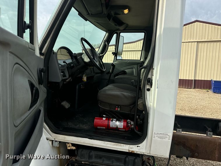 image for item DV1941 2007 International 4400 truck cab and chassis