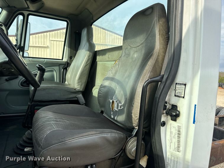 image for item DV1941 2007 International 4400 truck cab and chassis