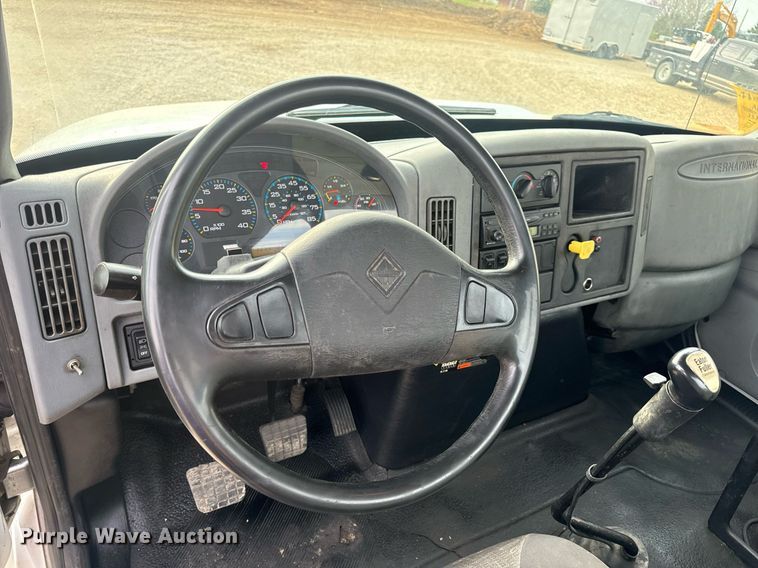 image for item DV1941 2007 International 4400 truck cab and chassis