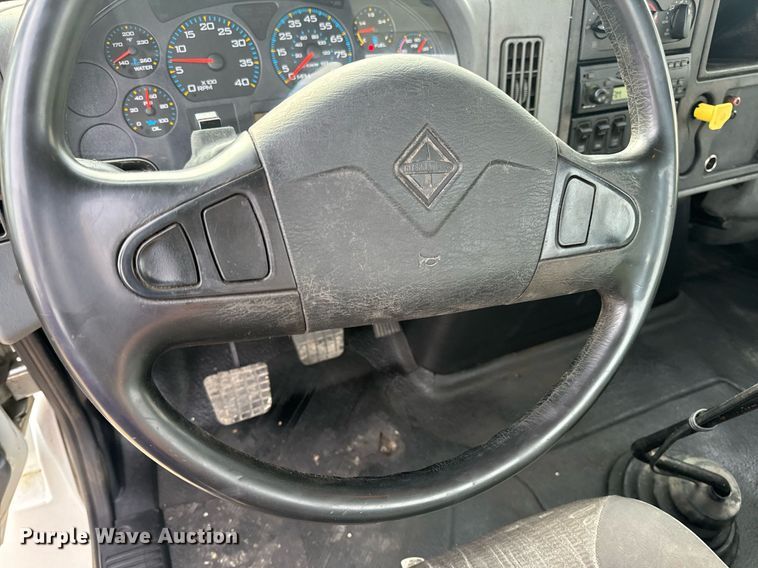 image for item DV1941 2007 International 4400 truck cab and chassis