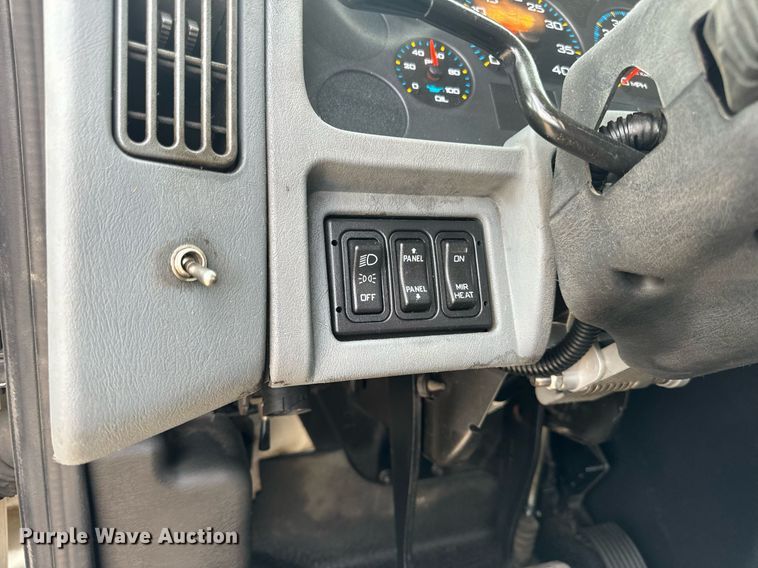 image for item DV1941 2007 International 4400 truck cab and chassis