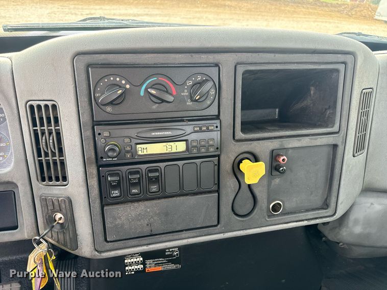 image for item DV1941 2007 International 4400 truck cab and chassis