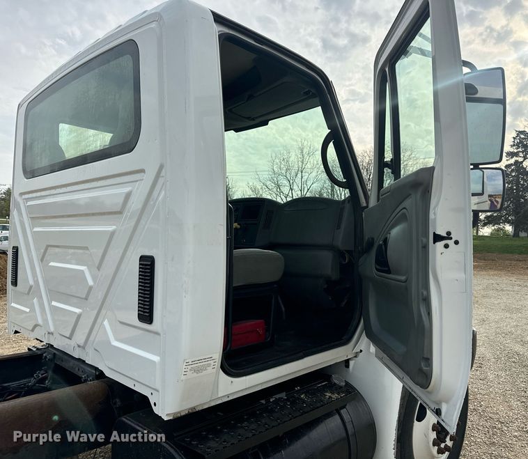 image for item DV1941 2007 International 4400 truck cab and chassis
