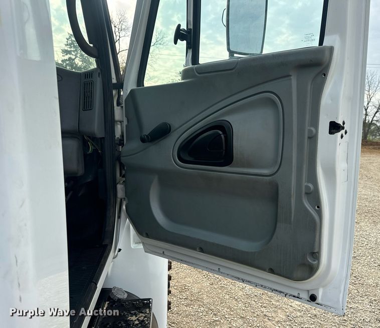 image for item DV1941 2007 International 4400 truck cab and chassis