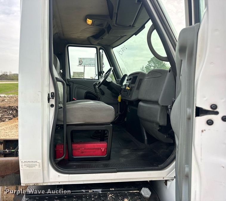 image for item DV1941 2007 International 4400 truck cab and chassis