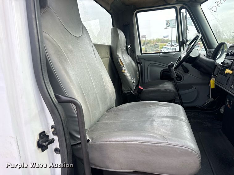 image for item DV1941 2007 International 4400 truck cab and chassis