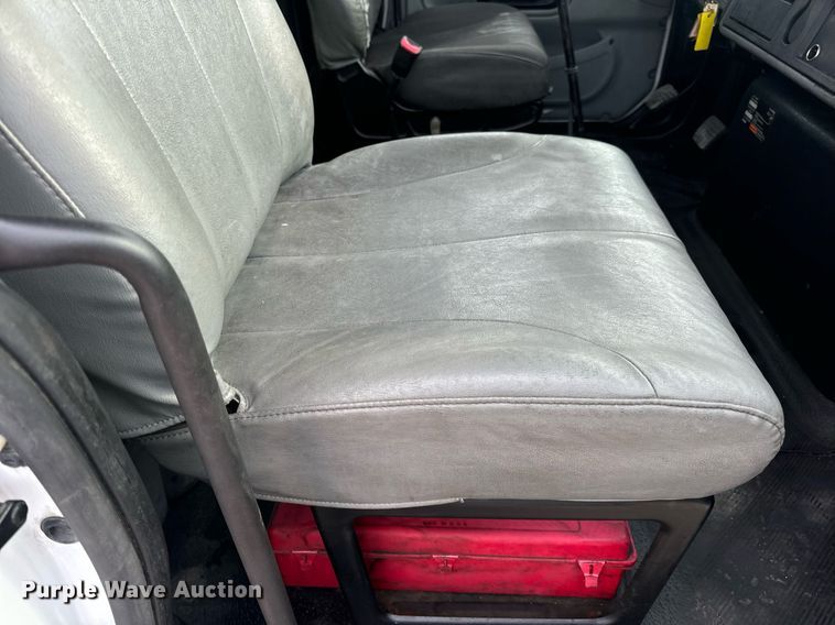 image for item DV1941 2007 International 4400 truck cab and chassis