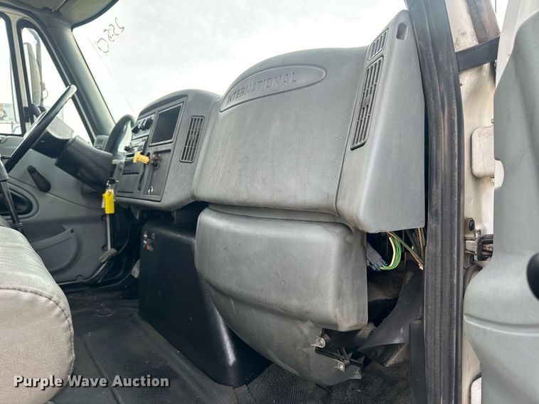 image for item DV1941 2007 International 4400 truck cab and chassis