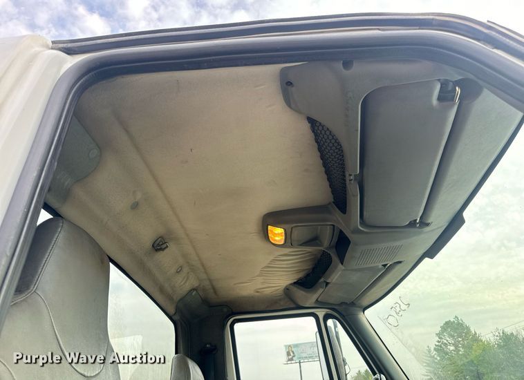 image for item DV1941 2007 International 4400 truck cab and chassis