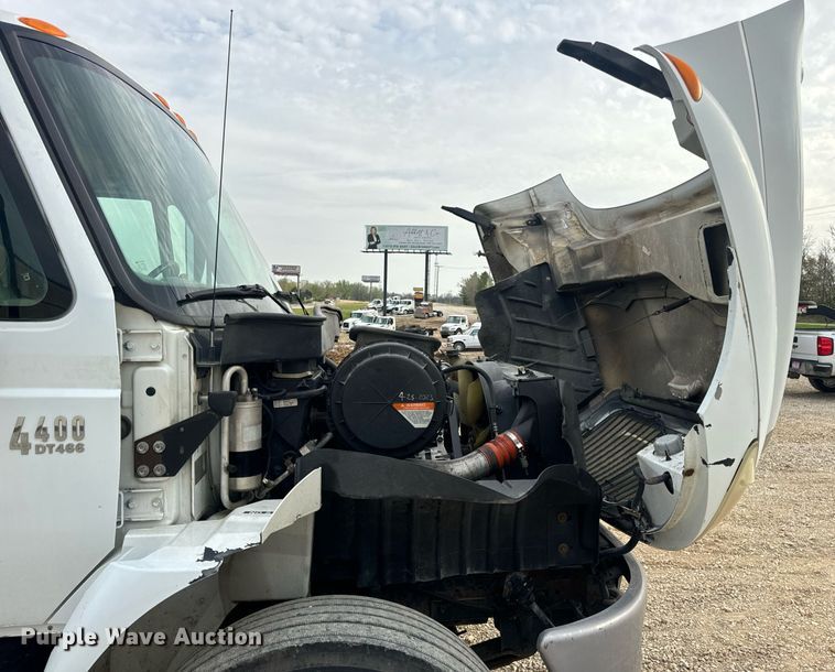 image for item DV1941 2007 International 4400 truck cab and chassis