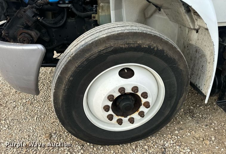 image for item DV1941 2007 International 4400 truck cab and chassis