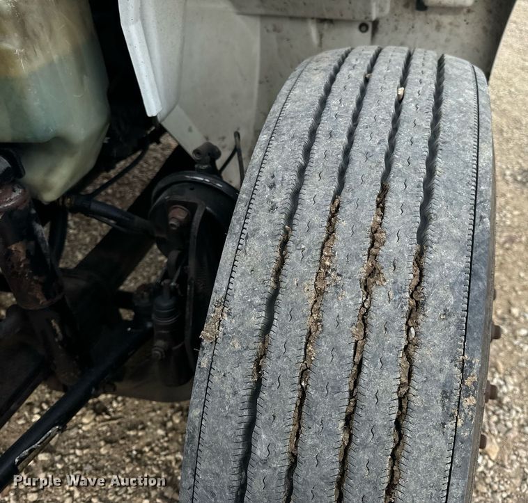 image for item DV1941 2007 International 4400 truck cab and chassis