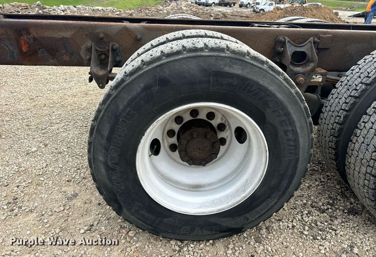 image for item DV1941 2007 International 4400 truck cab and chassis