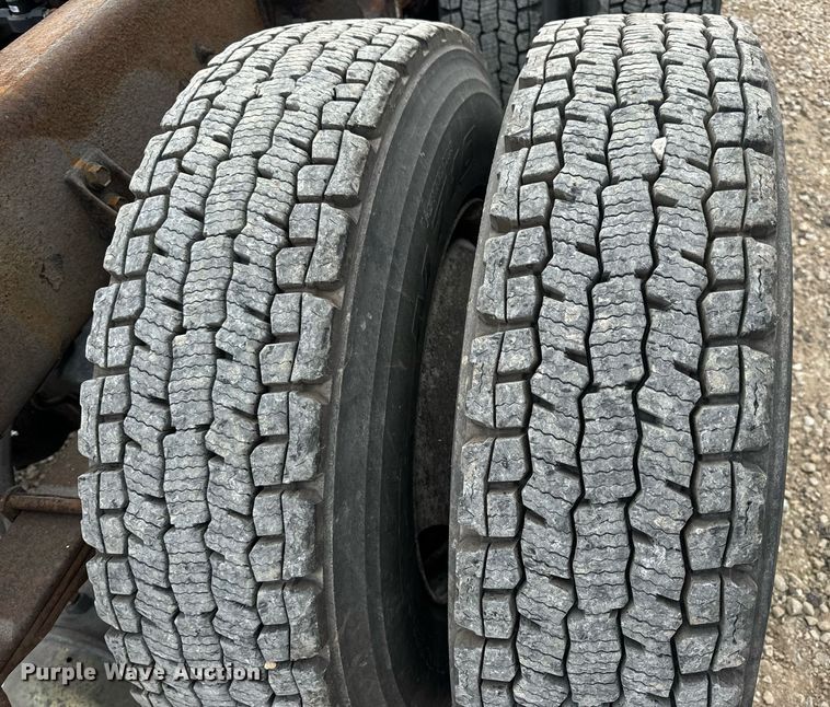 image for item DV1941 2007 International 4400 truck cab and chassis