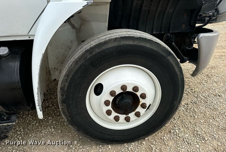 image for item DV1941 2007 International 4400 truck cab and chassis