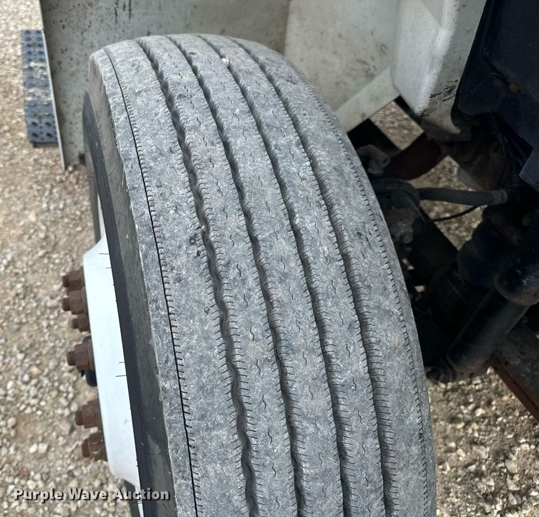 image for item DV1941 2007 International 4400 truck cab and chassis