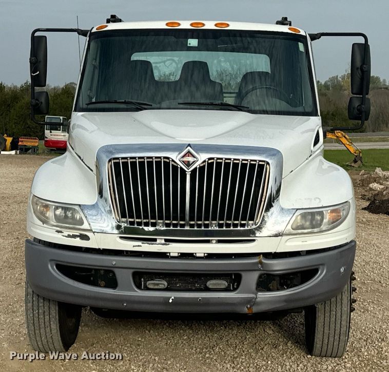 image for item DV1943 2011 International 4400 truck cab and chassis