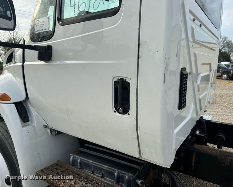 image for item DV1943 2011 International 4400 truck cab and chassis