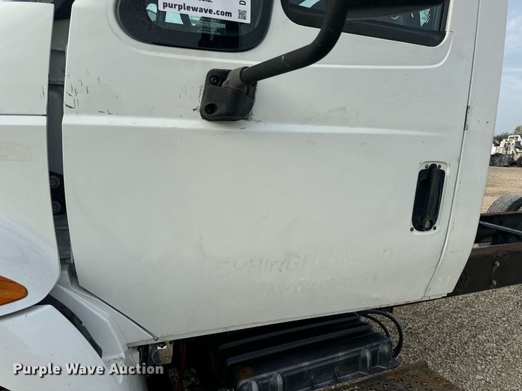 image for item DV1943 2011 International 4400 truck cab and chassis