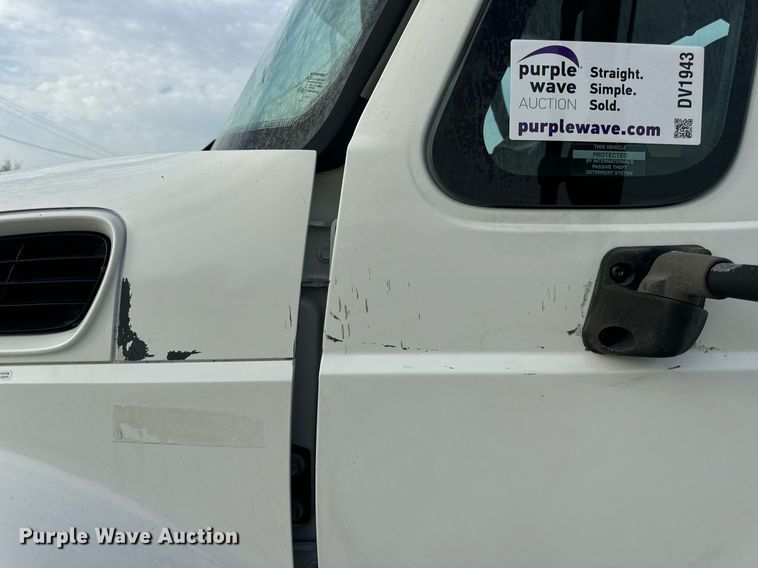 image for item DV1943 2011 International 4400 truck cab and chassis