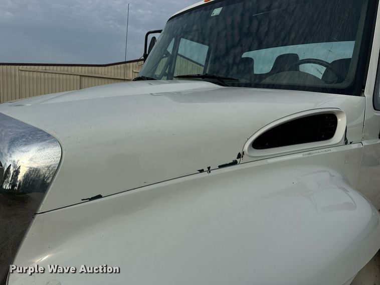 image for item DV1943 2011 International 4400 truck cab and chassis