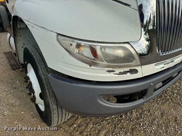 image for item DV1943 2011 International 4400 truck cab and chassis